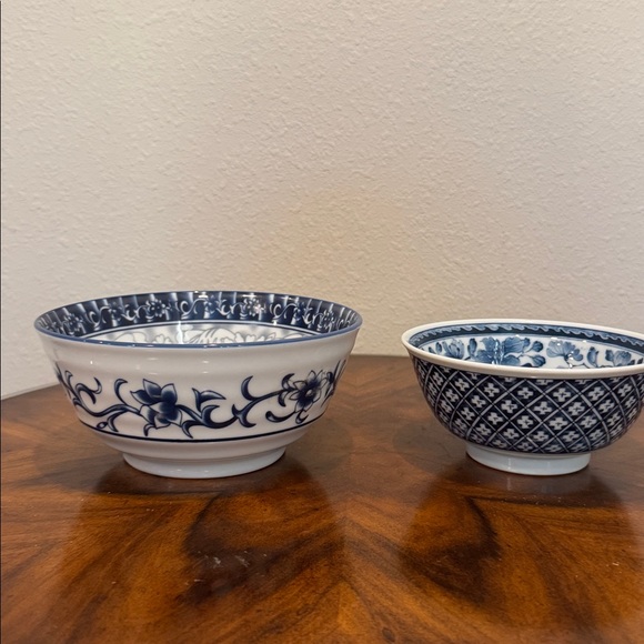 2 Blue  and White Porcelain Decorative Bowls In Excellent Condition - Picture 12 of 12